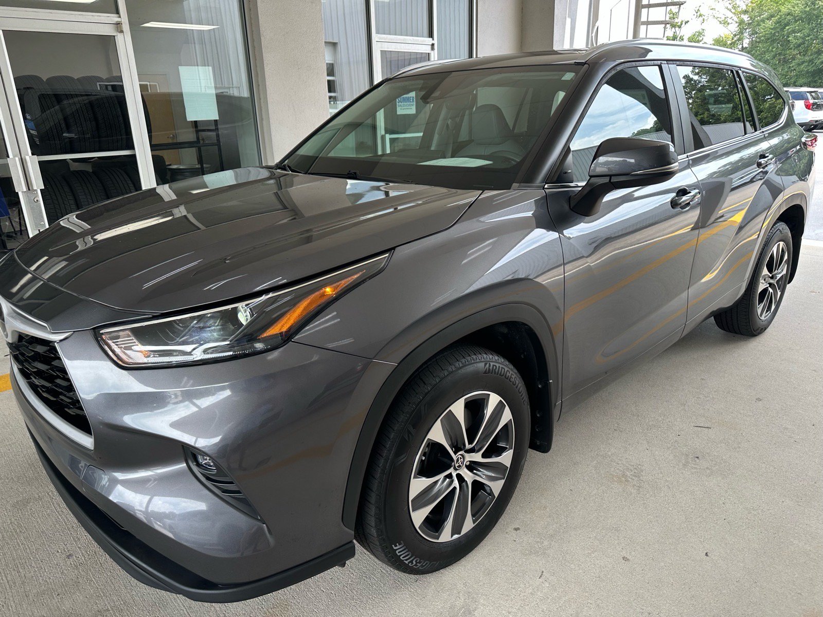 Used 2024 Toyota Highlander XLE AWD/4WD image 3