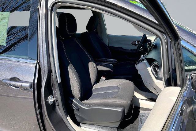 Used 2022 Chrysler Voyager LX FWD image 7
