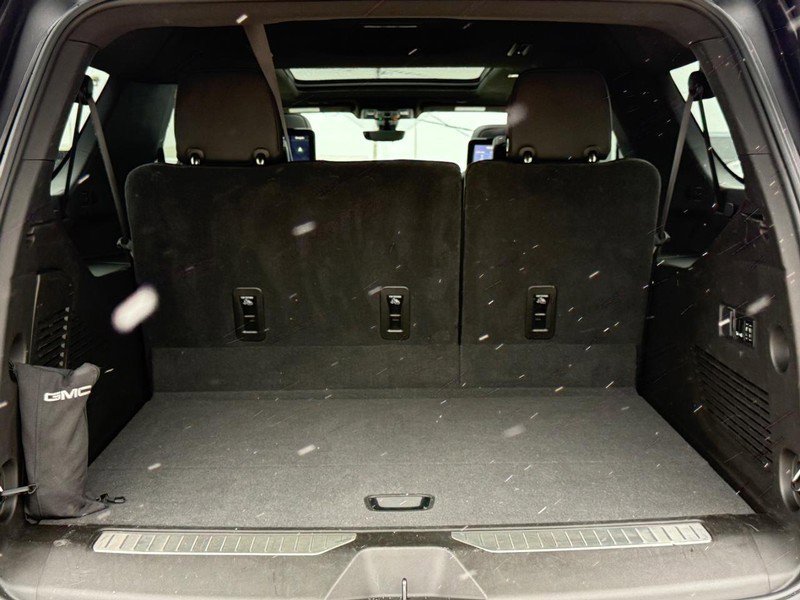 Used 2021 GMC Yukon XL Denali w/ Denali Premium Package image 8
