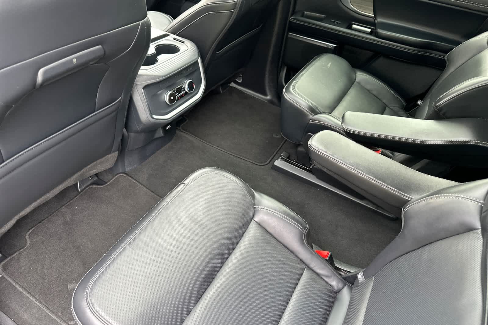 Certified 2025 Ford Expedition Platinum AWD/4WD image 4