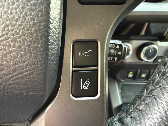 Used 2018 Toyota Tacoma TRD Sport w/ Technology Package AWD/4WD image 17