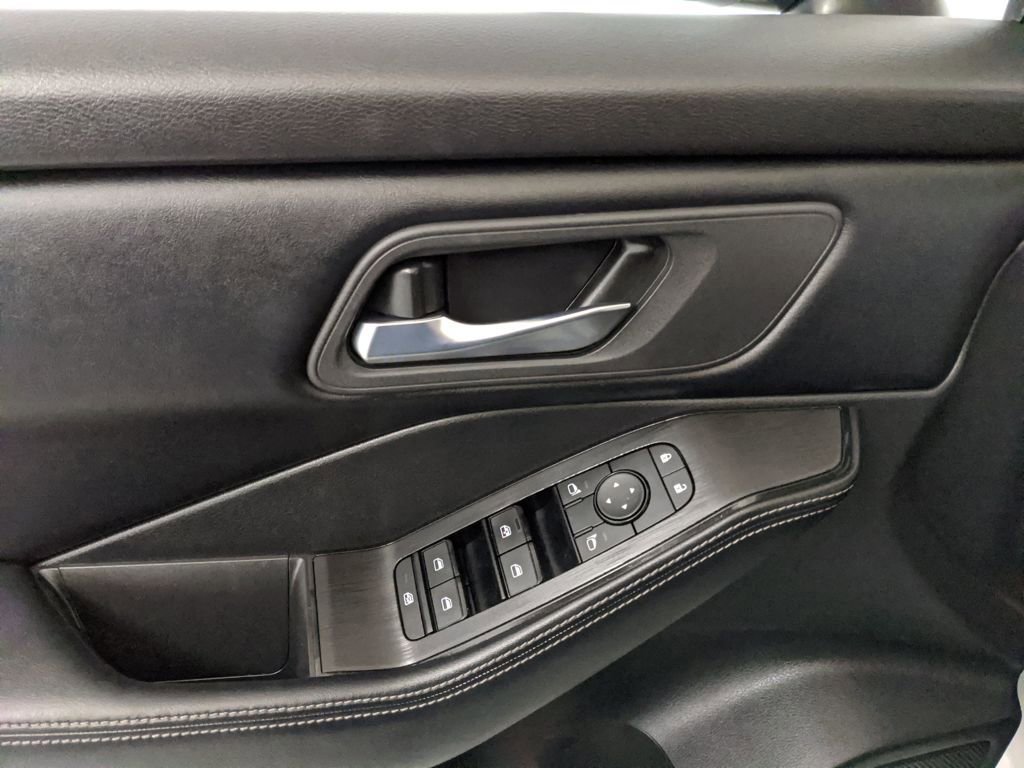 Used 2025 Nissan Rogue SV image 15