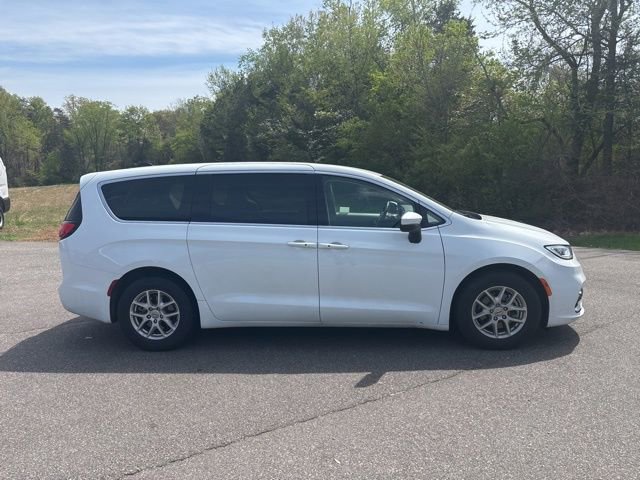 Used 2023 Chrysler Pacifica Touring-L FWD image 2