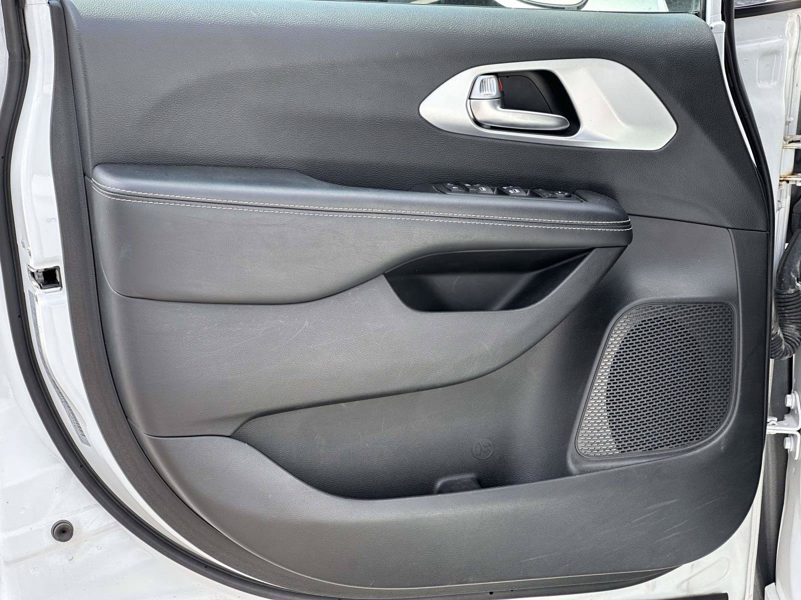 Used 2019 Chrysler Pacifica Touring-L w/ Advanced Safetytec Group FWD image 8