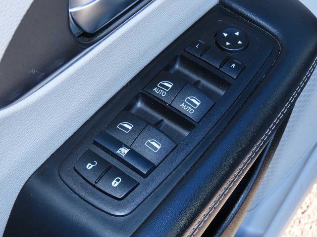 Used 2024 Chrysler Pacifica Select image 19