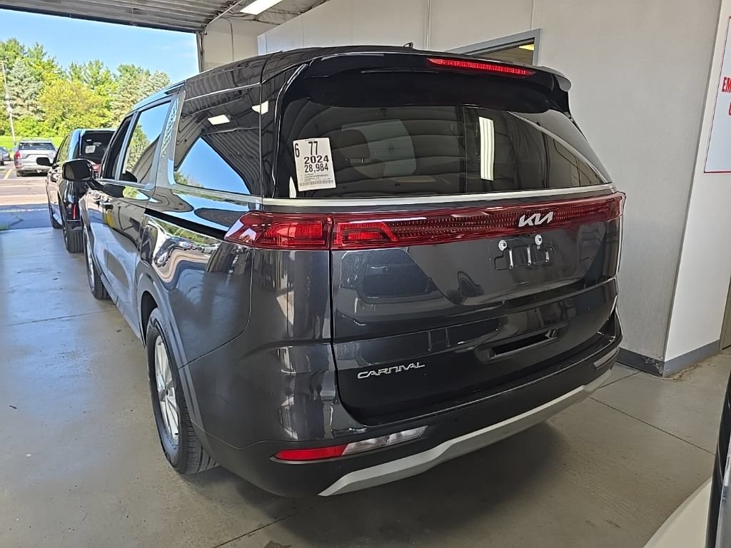 Used 2024 Kia Carnival LX FWD image 3