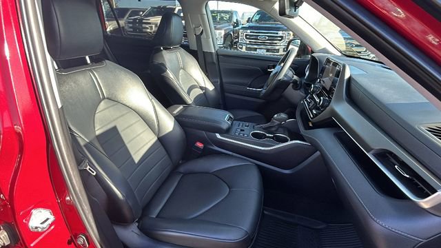 Used 2024 Toyota Highlander XLE image 11