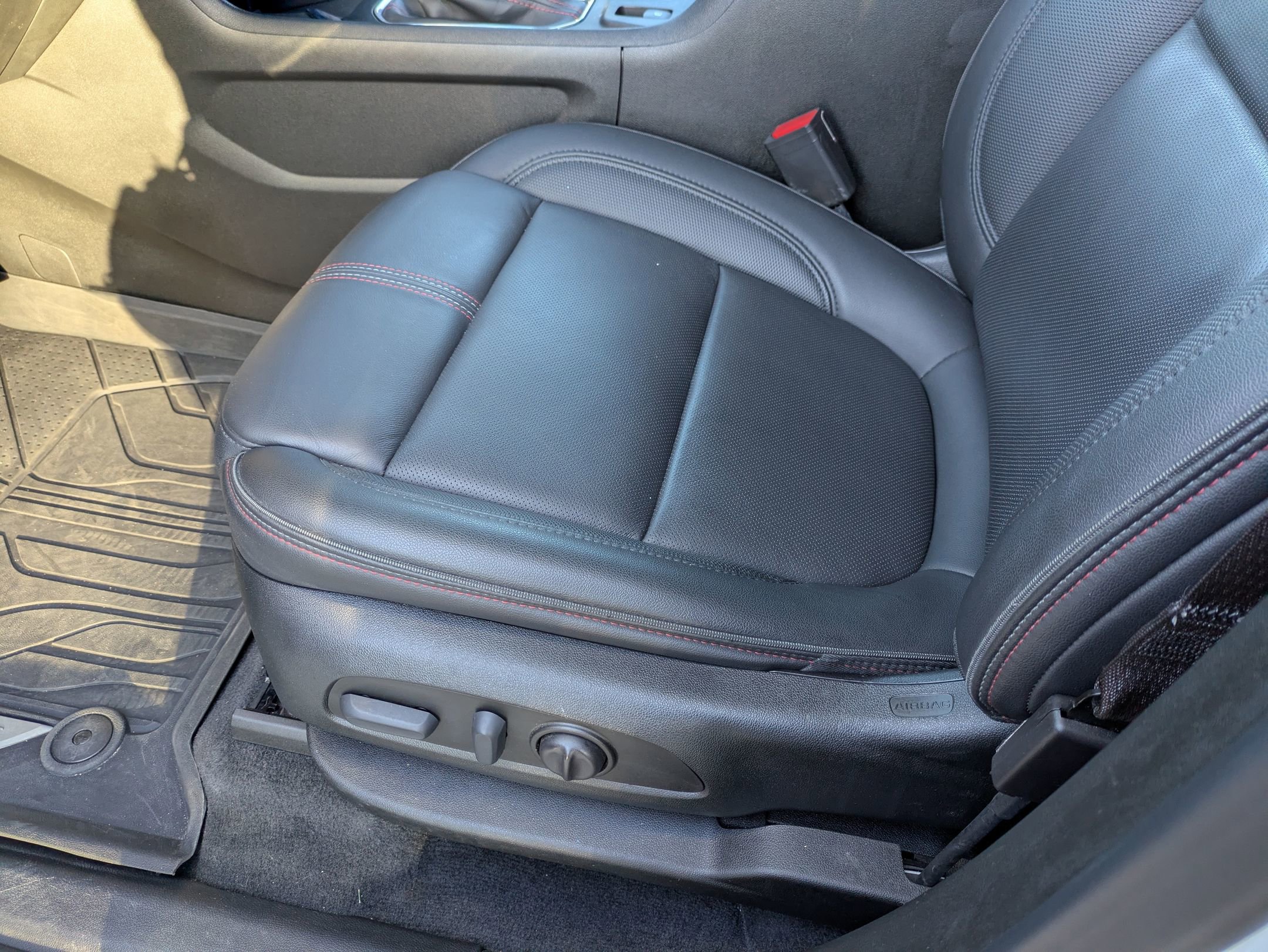 Used 2023 Chevrolet Traverse RS FWD image 13