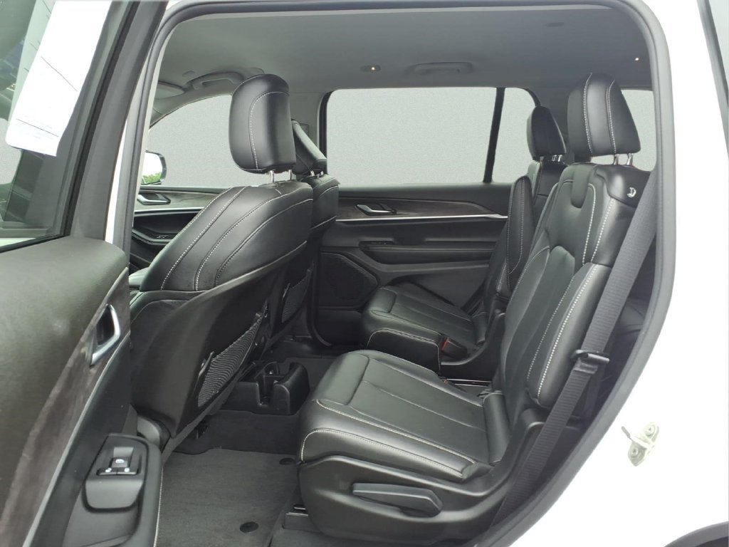 Used 2023 Jeep Grand Cherokee L Limited AWD/4WD image 11