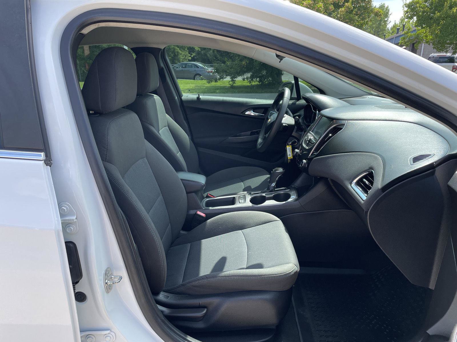 Used 2017 Chevrolet Cruze LT FWD image 19