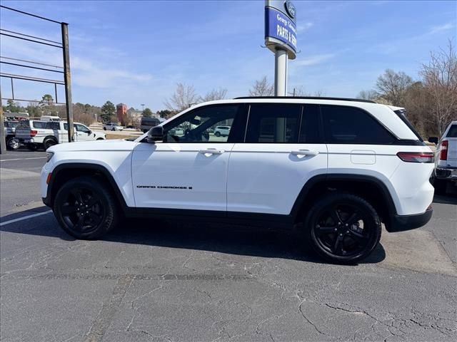 Used 2022 Jeep Grand Cherokee Altitude AWD/4WD image 7