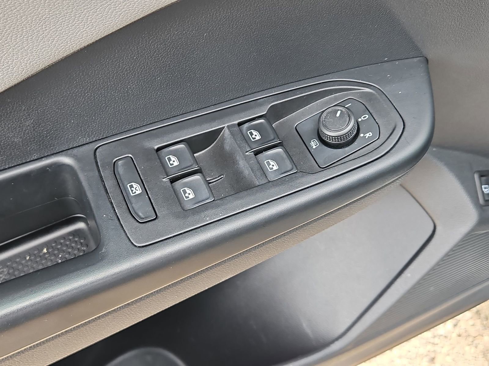 Used 2022 Volkswagen Taos SE w/ Panoramic Sunroof Package FWD image 14