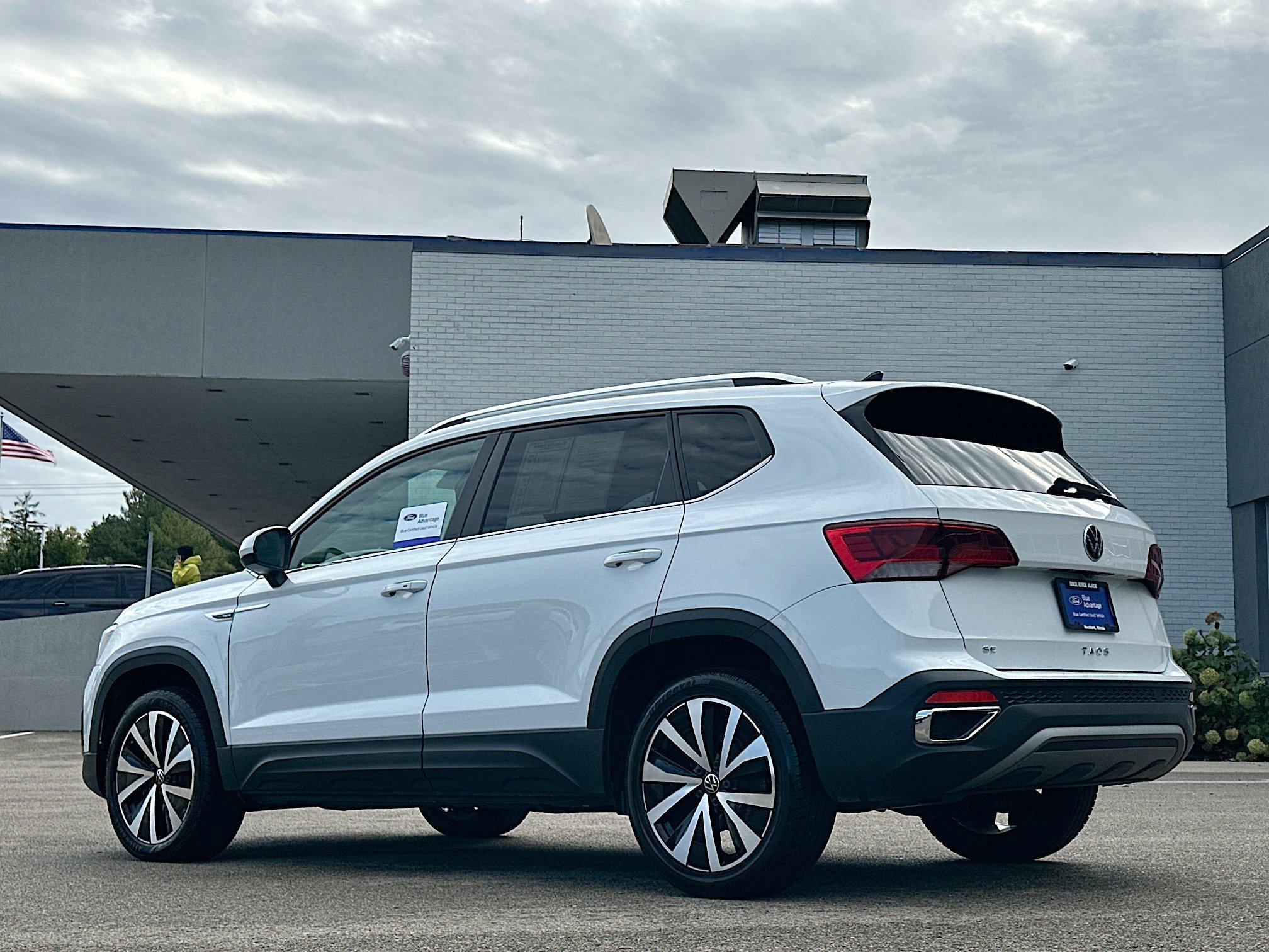 Used 2023 Volkswagen Taos SE image 2