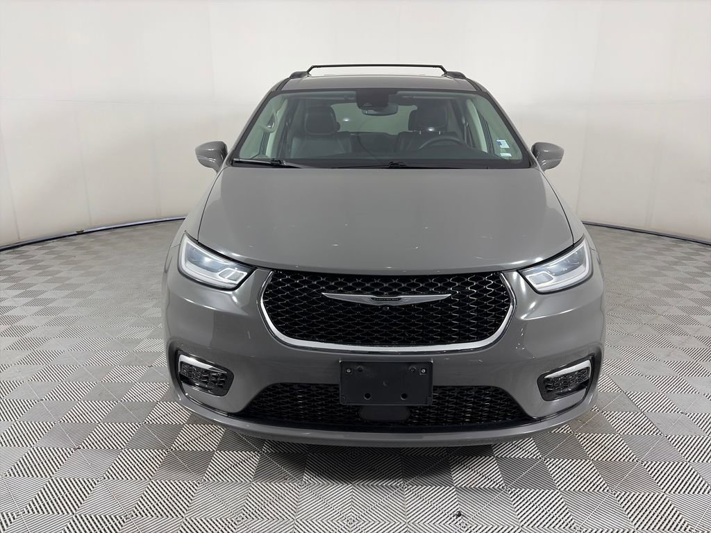 Used 2022 Chrysler Pacifica Touring-L FWD image 2