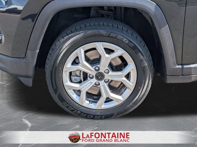 Used 2025 Jeep Compass Latitude w/ Sun & Sound Group AWD/4WD image 33