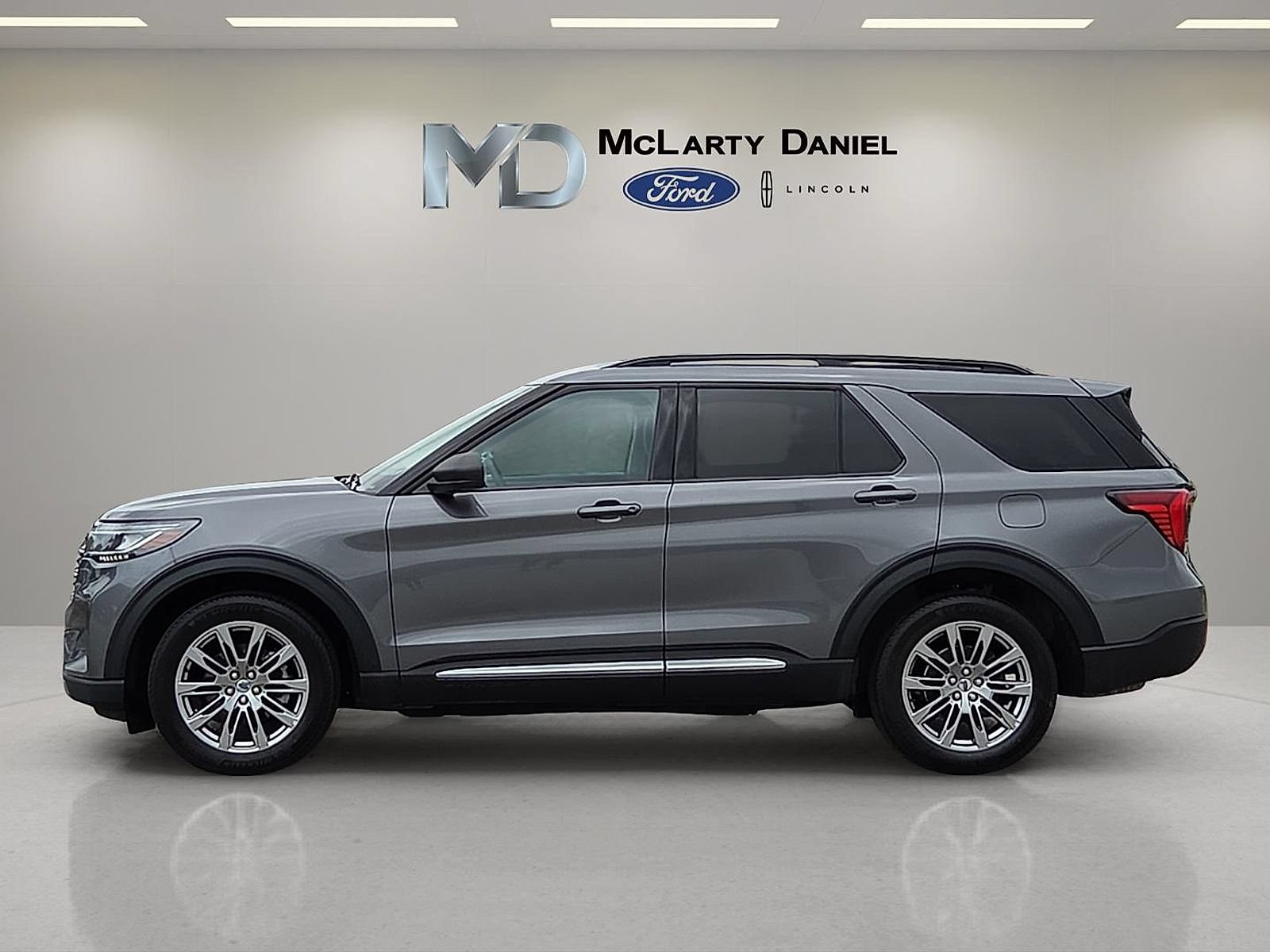 Certified 2025 Ford Explorer Active w/ Active Comfort Package AWD/4WD image 3