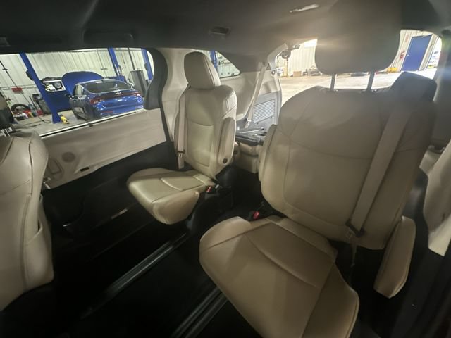 Used 2023 Toyota Sienna XLE FWD image 30