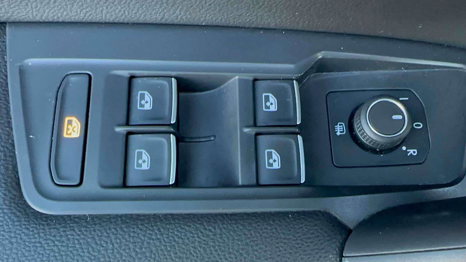 Used 2021 Volkswagen Tiguan SE w/ Panoramic Sunroof Package image 16