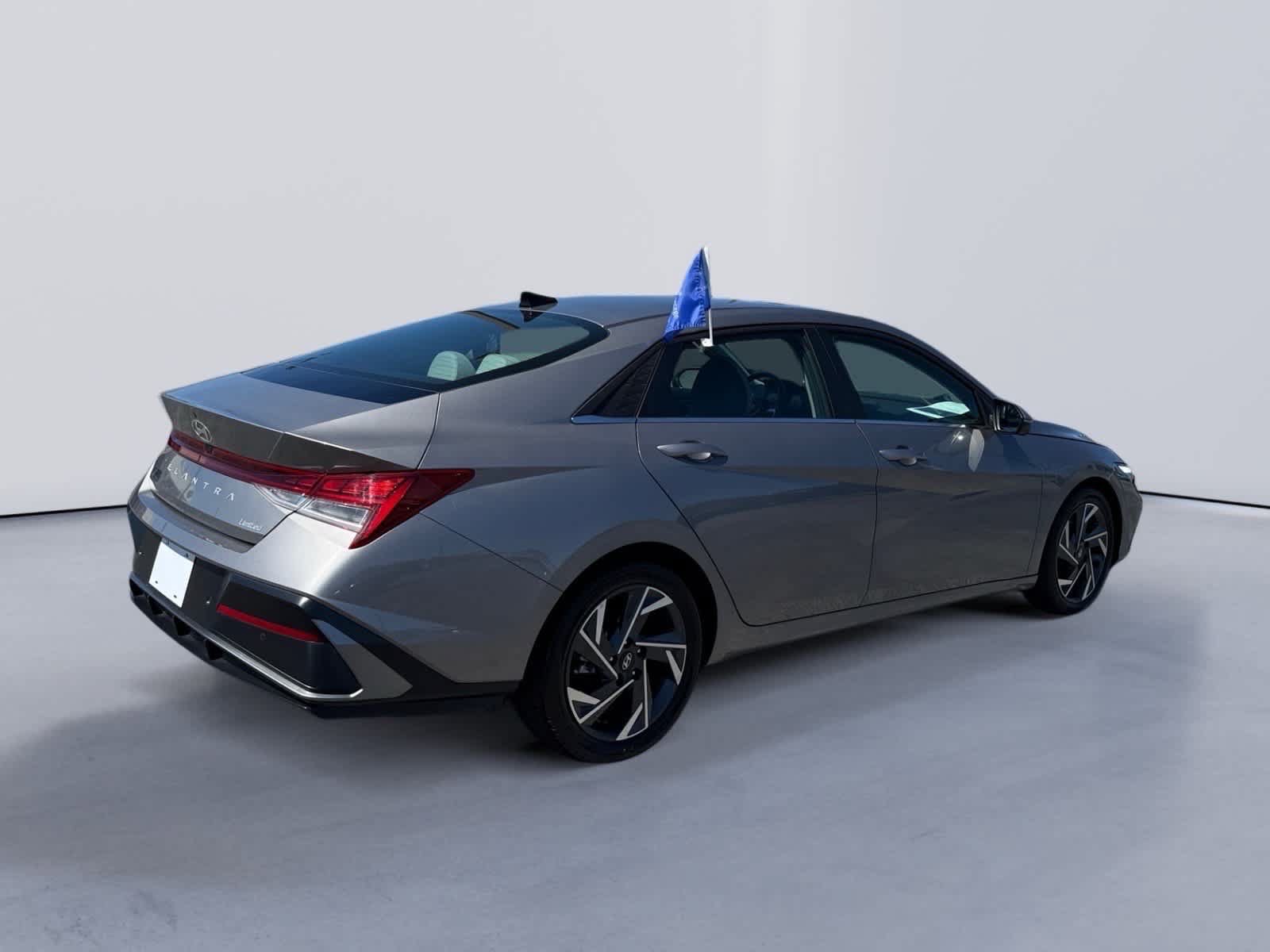Used 2024 Hyundai Elantra Limited FWD image 5