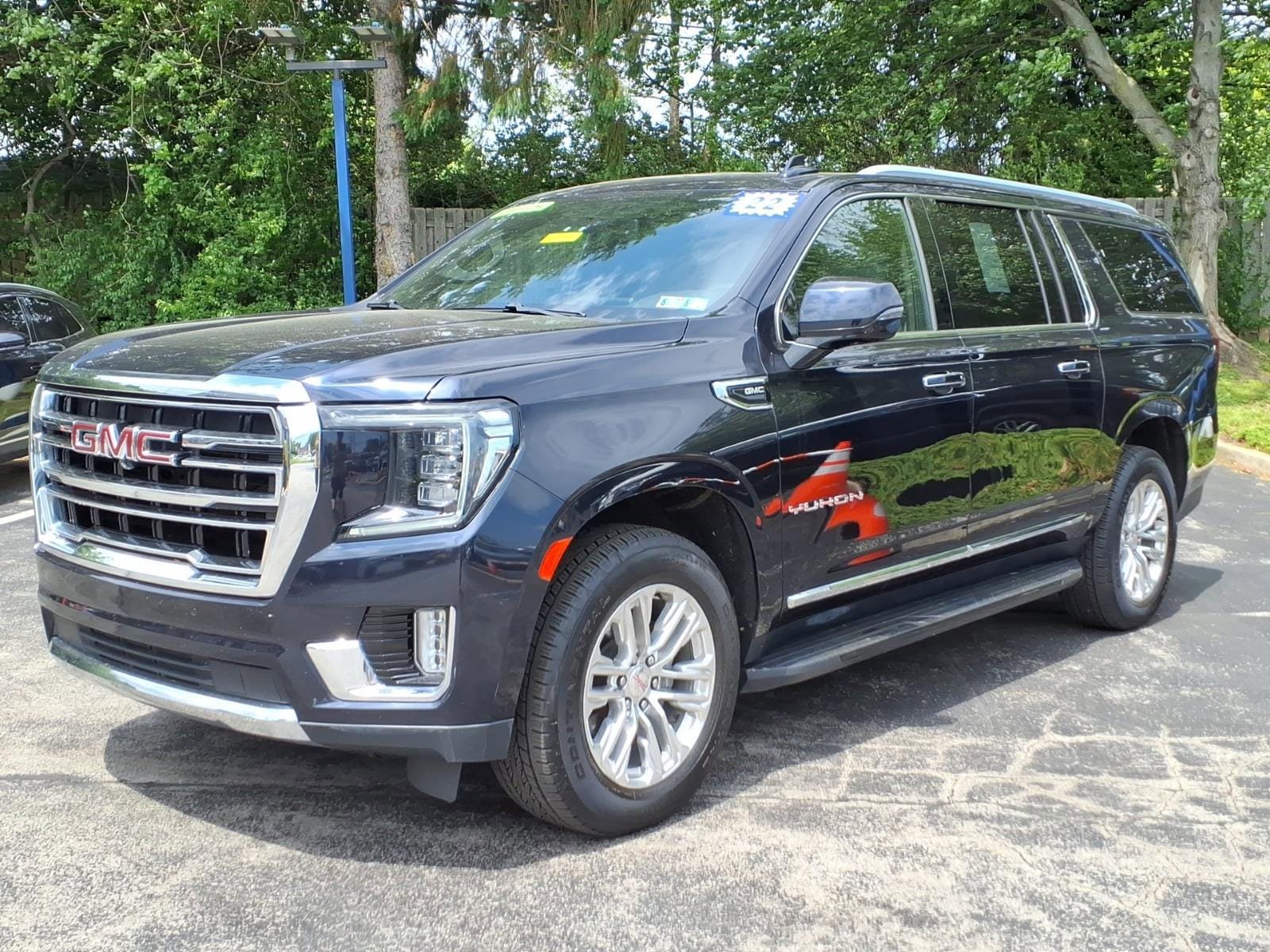 Used 2022 GMC Yukon XL SLT w/ SLT Premium Package AWD/4WD image 7