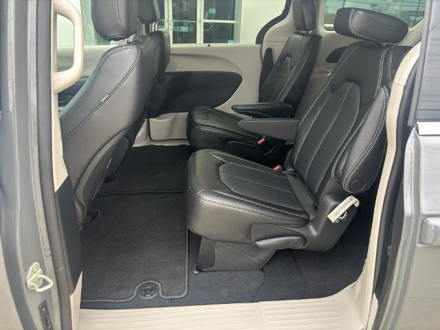 Used 2023 Chrysler Pacifica Touring-L image 10