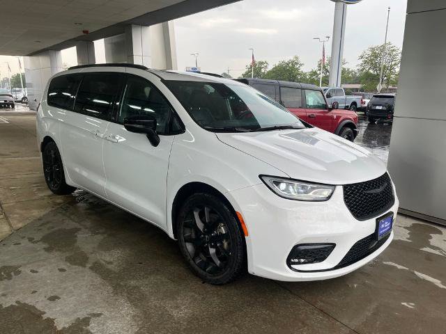 Used 2025 Chrysler Pacifica Limited FWD image 6