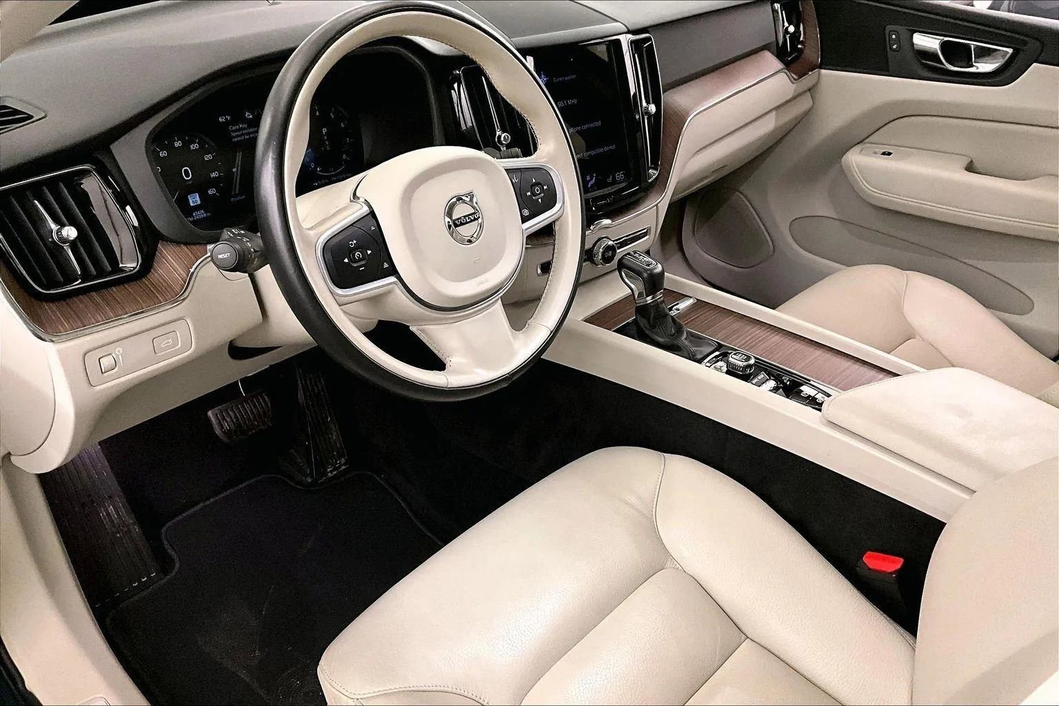 Used 2021 Volvo XC60 T5 Momentum w/ Premium Package image 12