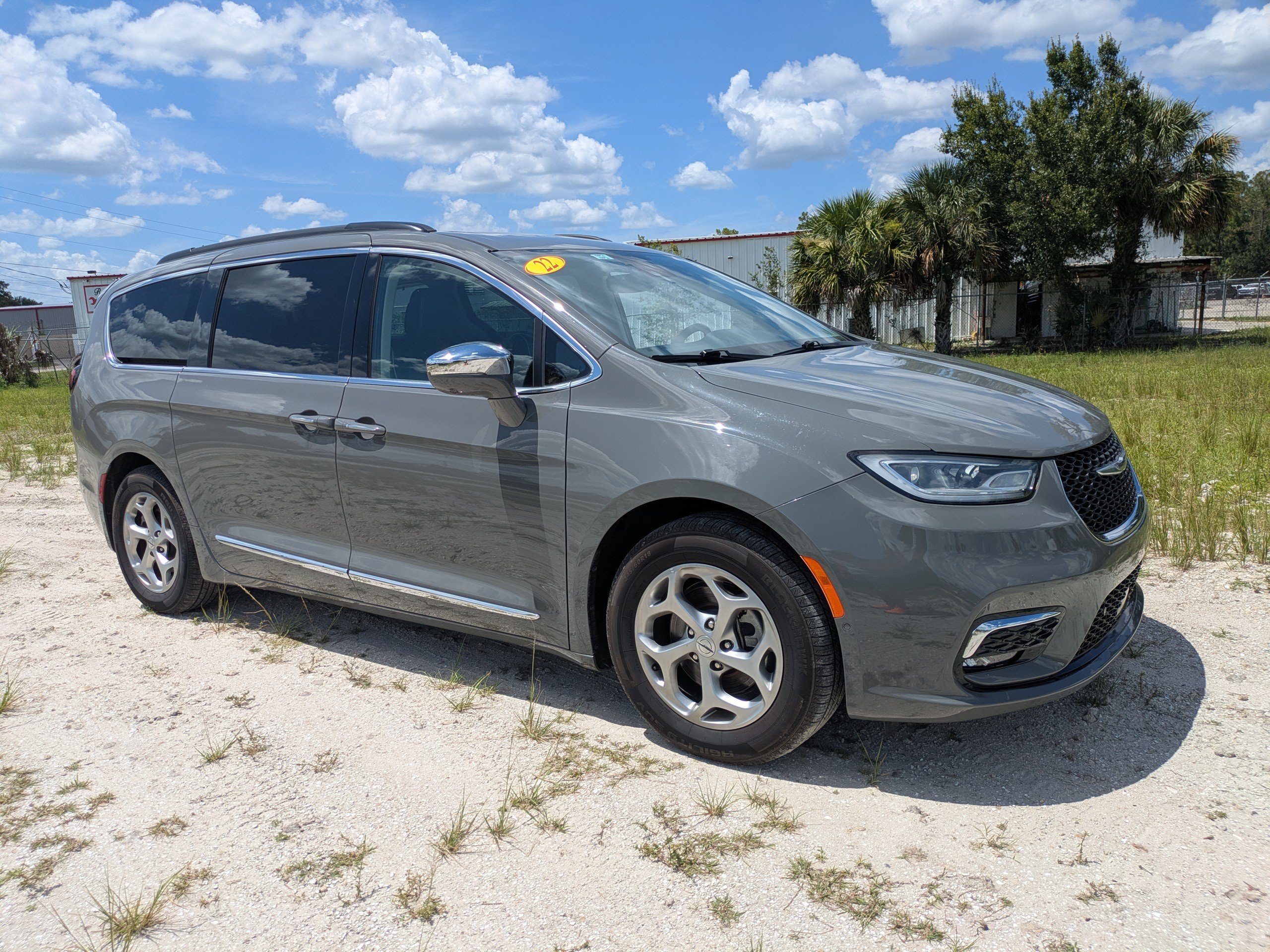 Used 2022 Chrysler Pacifica Limited FWD image 2