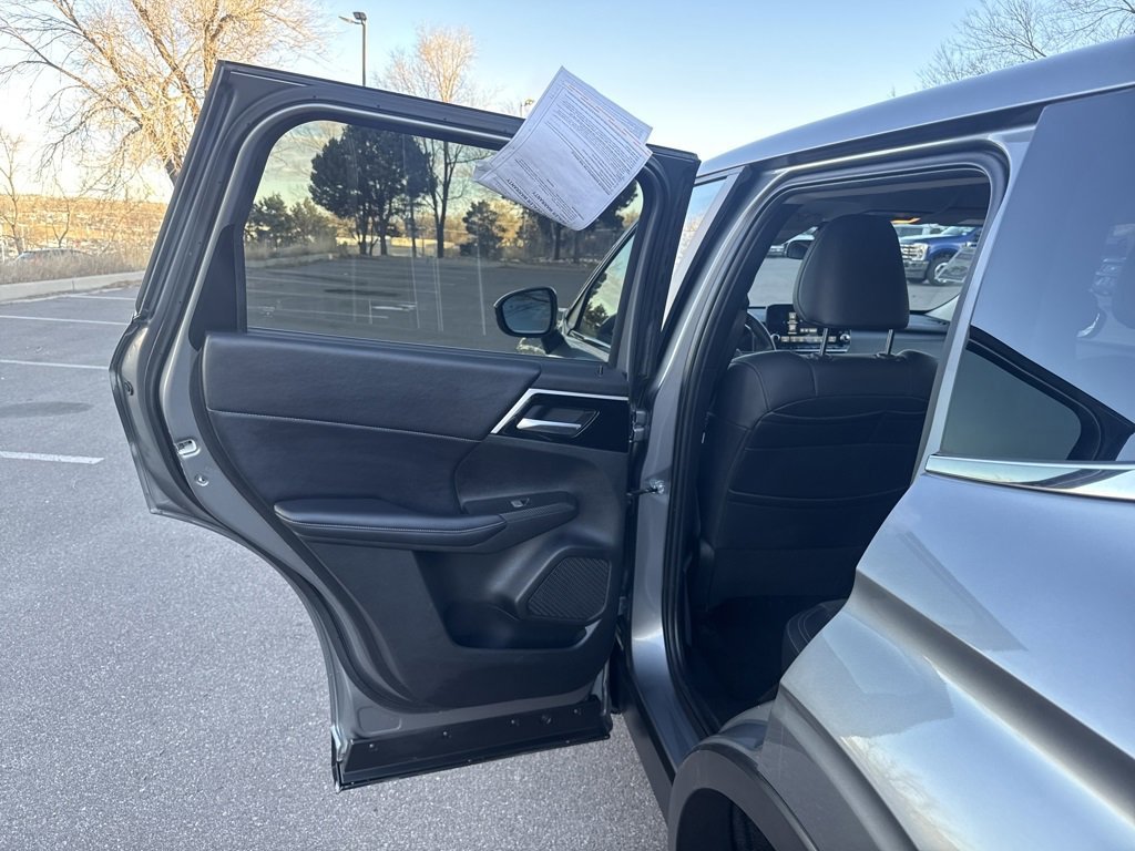 Used 2024 Mitsubishi Outlander SE image 17