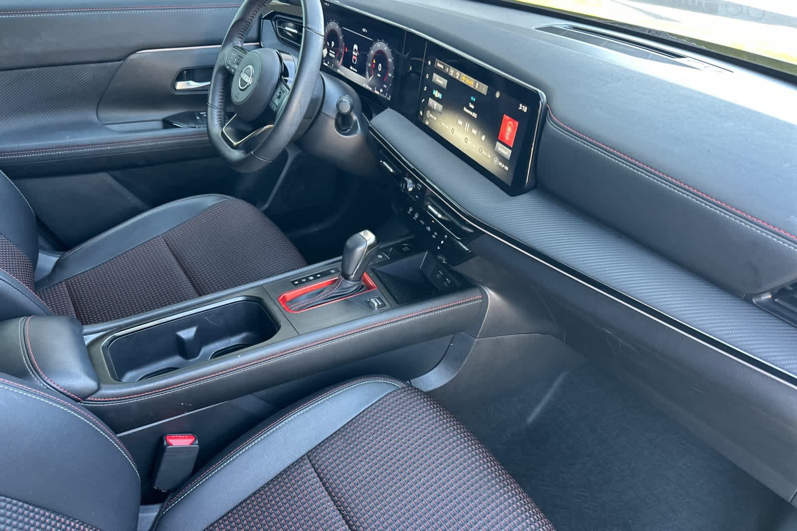 Used 2025 Nissan Kicks SR FWD image 17