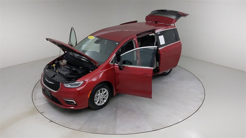 Used 2024 Chrysler Pacifica Touring-L image 54