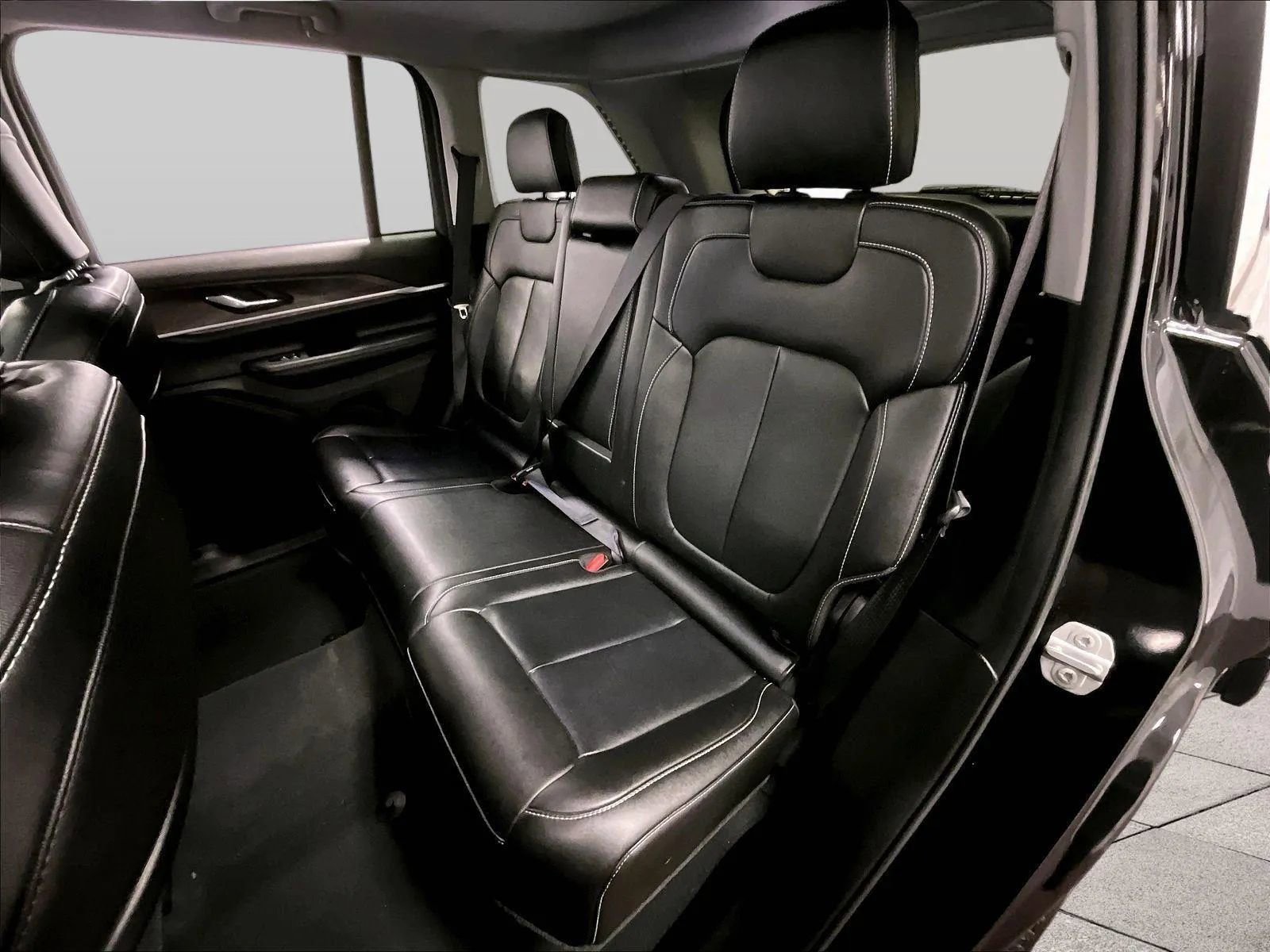 Used 2023 Jeep Grand Cherokee Limited image 25