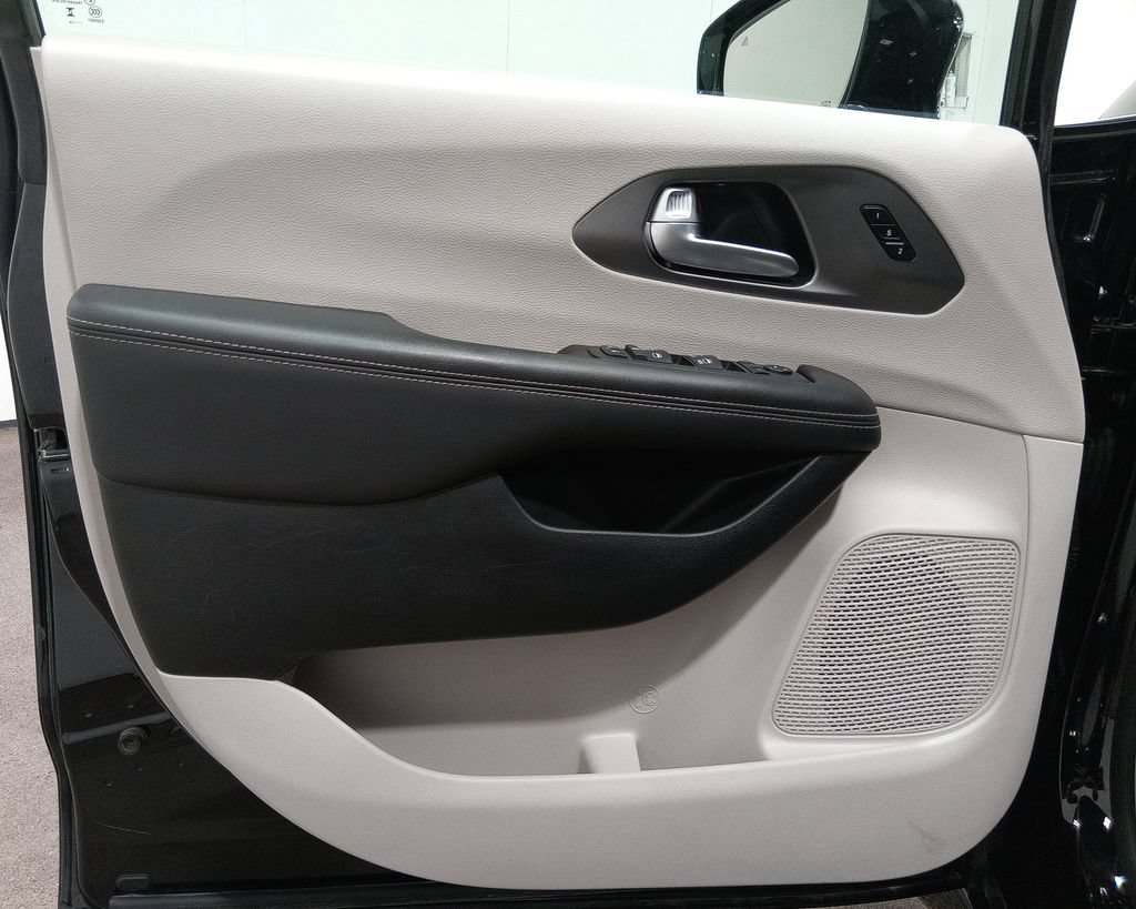 Used 2024 Chrysler Pacifica Touring-L FWD image 17