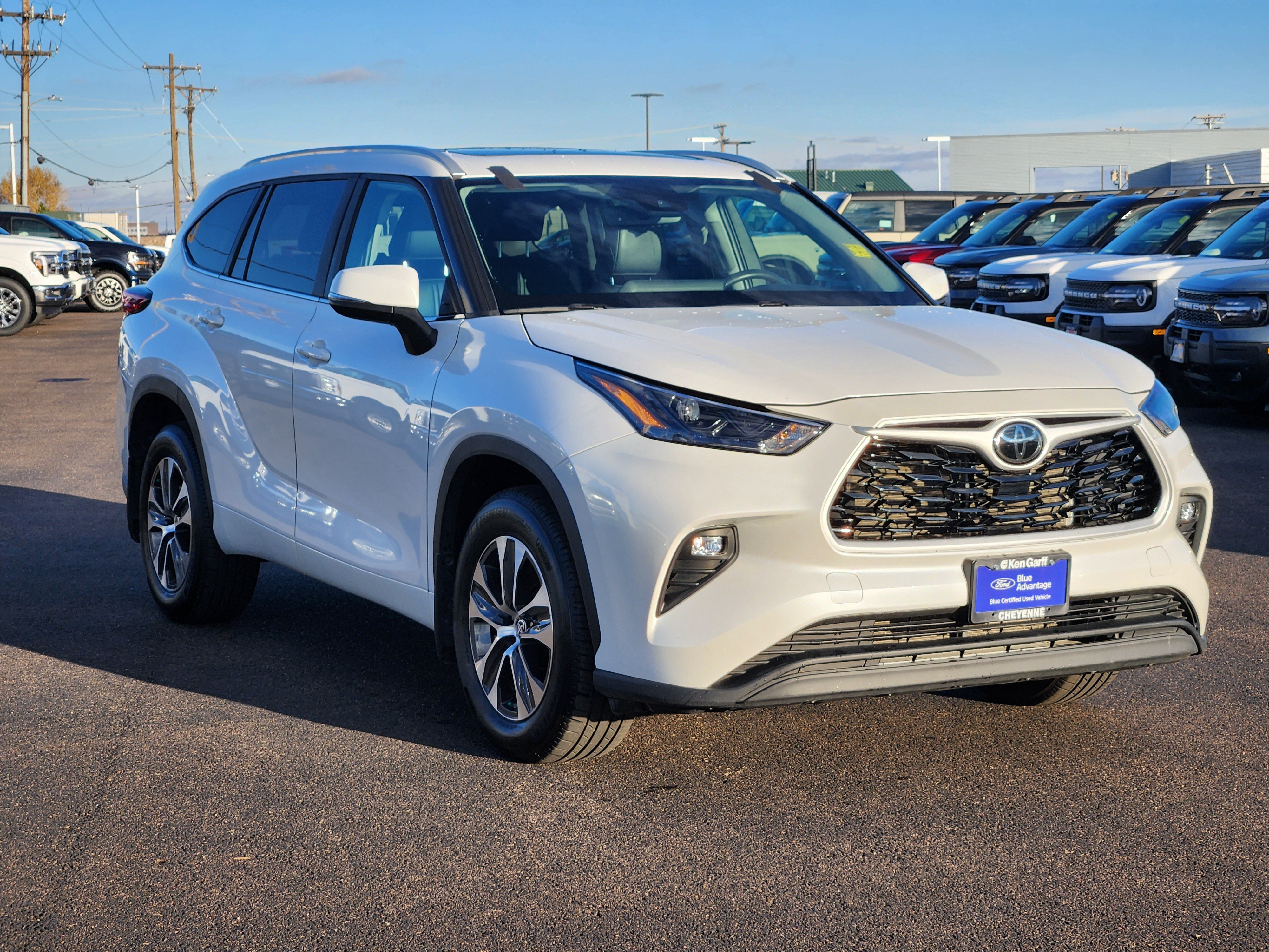 Used 2023 Toyota Highlander XLE AWD/4WD image 3