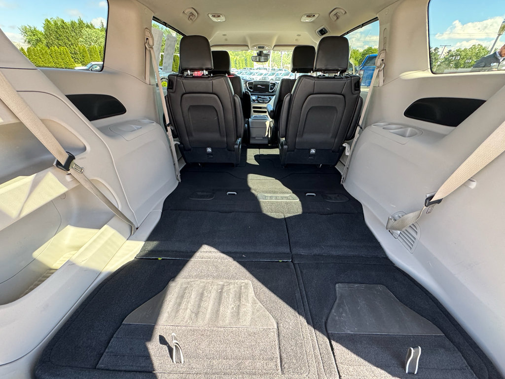 Used 2023 Chrysler Pacifica Touring-L FWD image 20