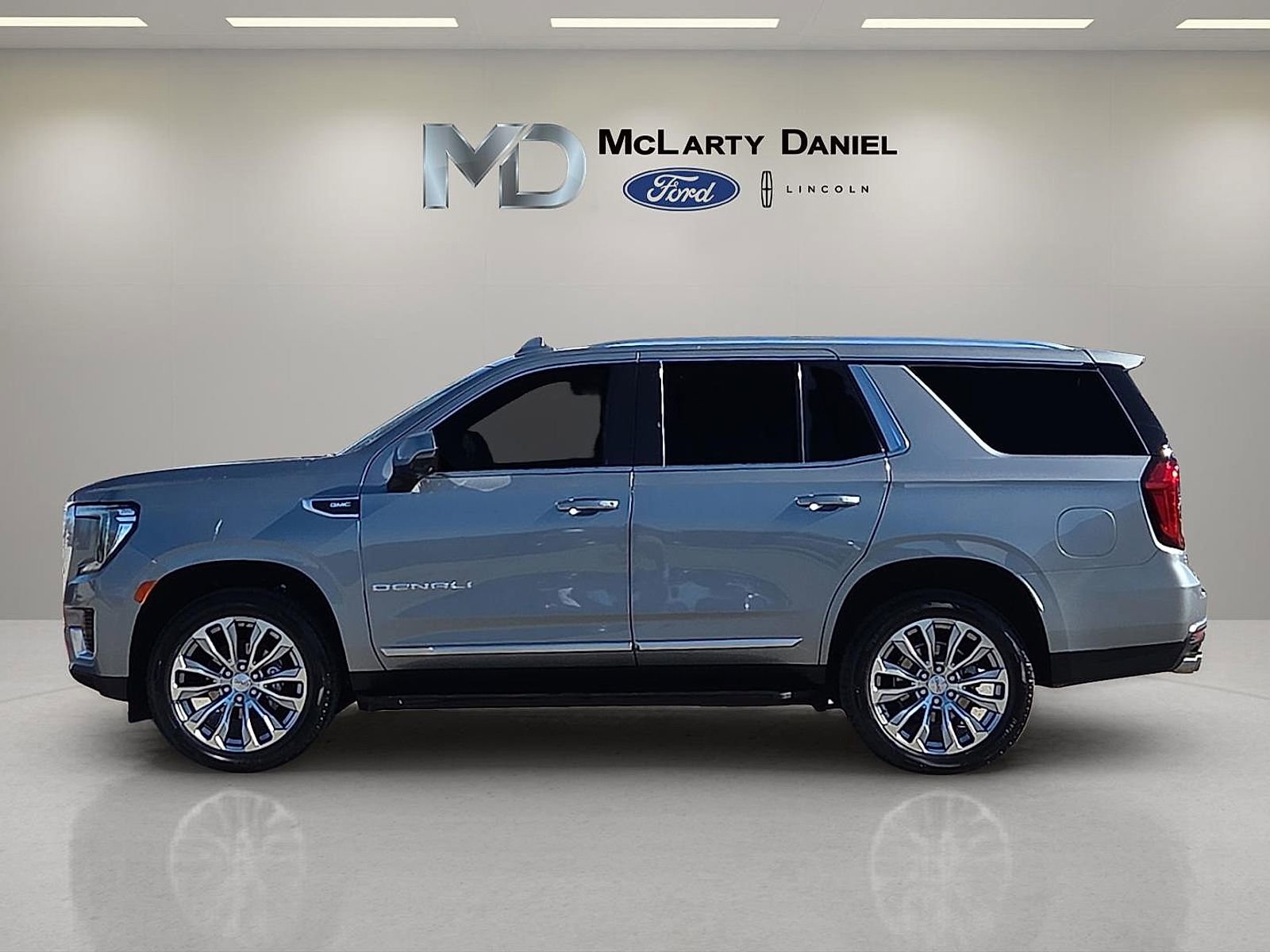 Used 2023 GMC Yukon Denali RWD image 3