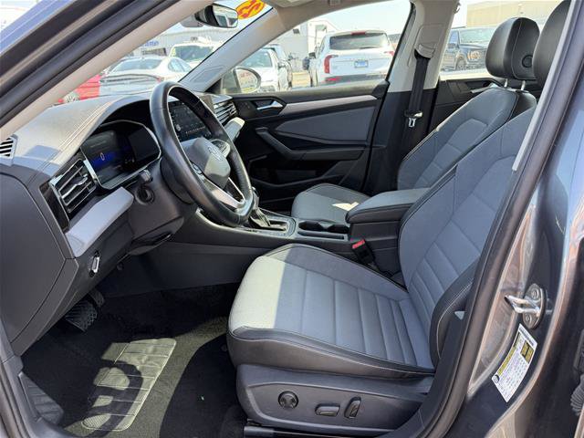 Used 2025 Volkswagen Jetta SE FWD image 12