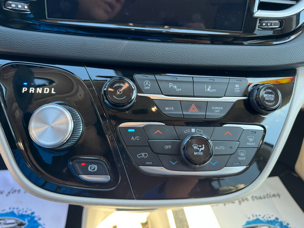 Used 2023 Chrysler Pacifica Touring-L FWD image 32