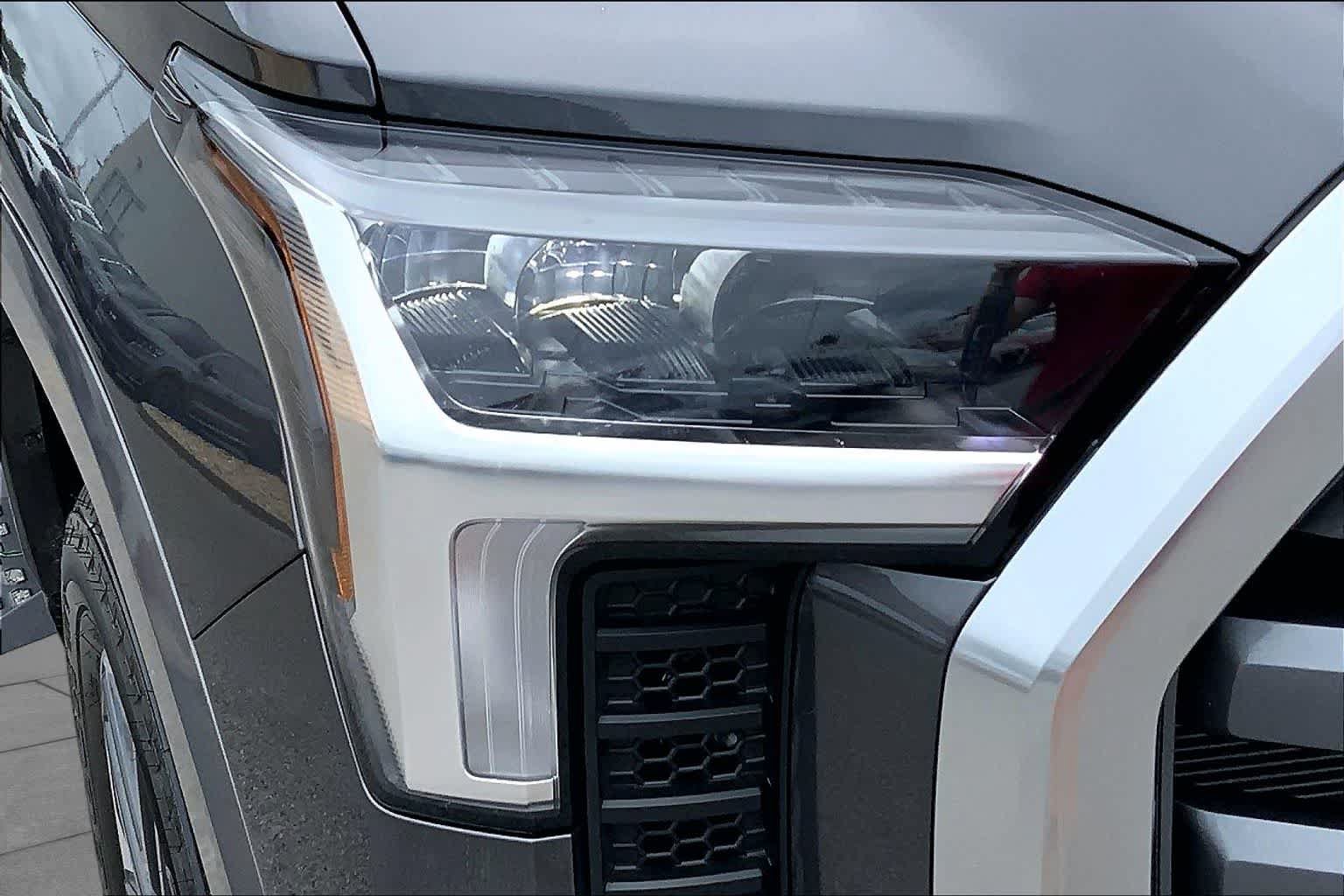 Used 2025 Toyota Tundra Limited AWD/4WD image 27