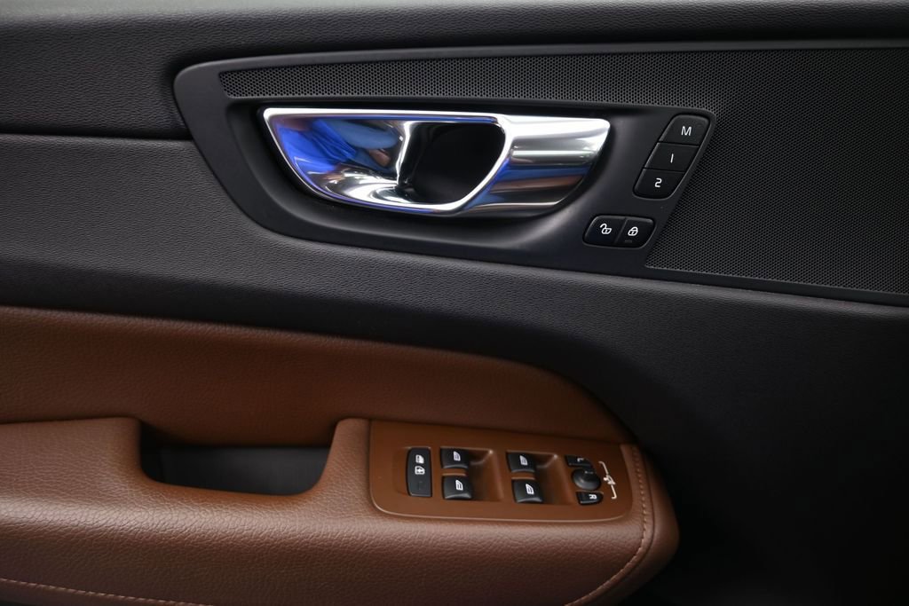 Used 2021 Volvo XC60 T5 Momentum w/ Protection Package Premier FWD image 17