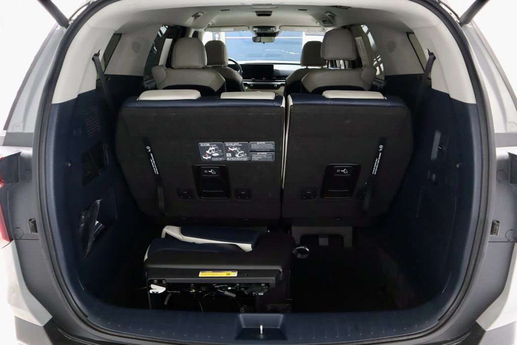 Used 2025 Kia Carnival EX image 15