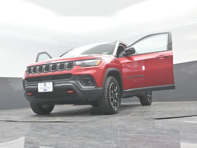 Used 2025 Jeep Compass Trailhawk AWD/4WD image 33