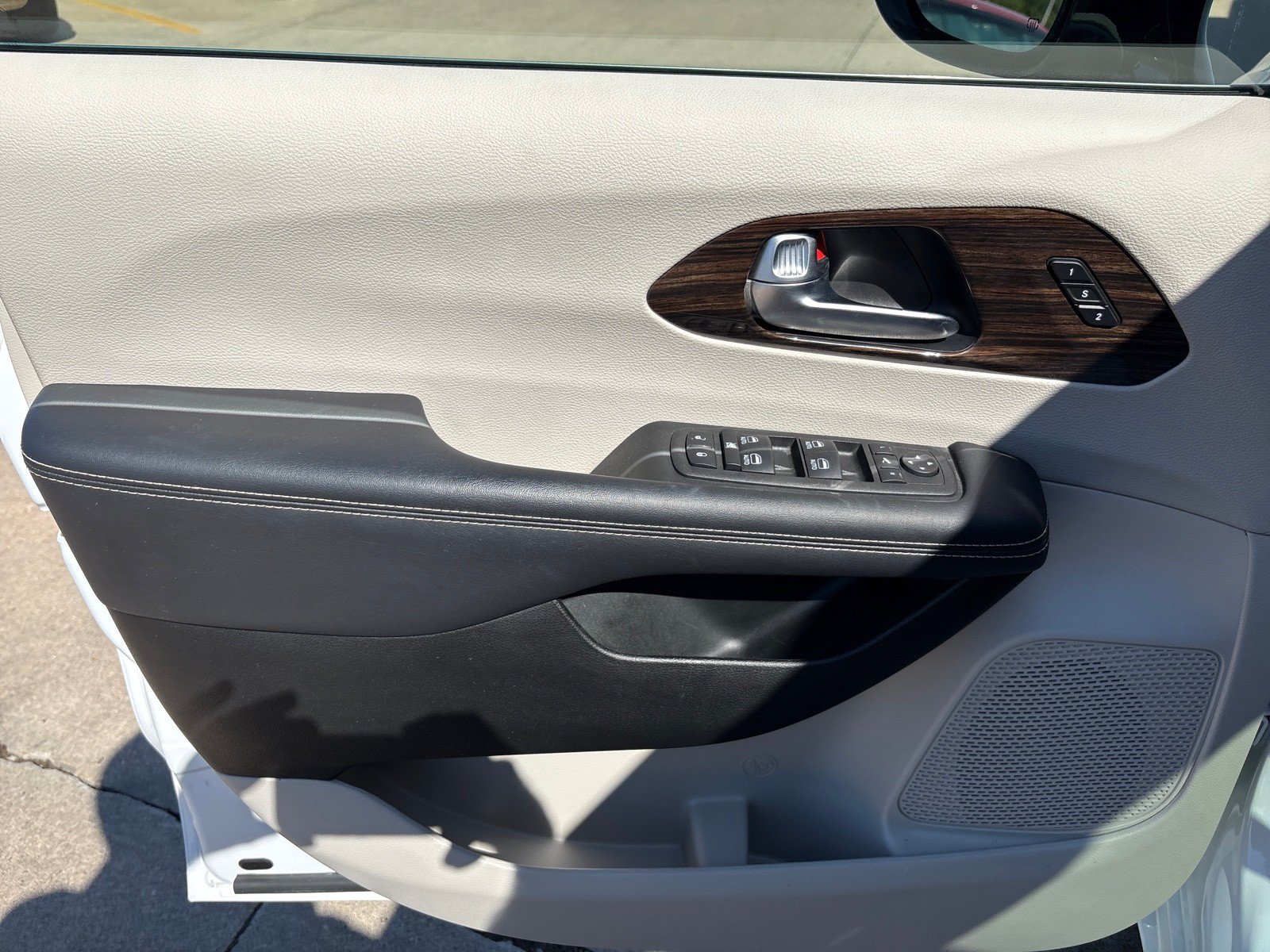 Used 2023 Chrysler Pacifica Limited AWD/4WD image 14