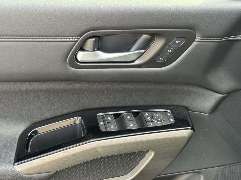 Used 2023 Nissan Pathfinder Platinum image 24