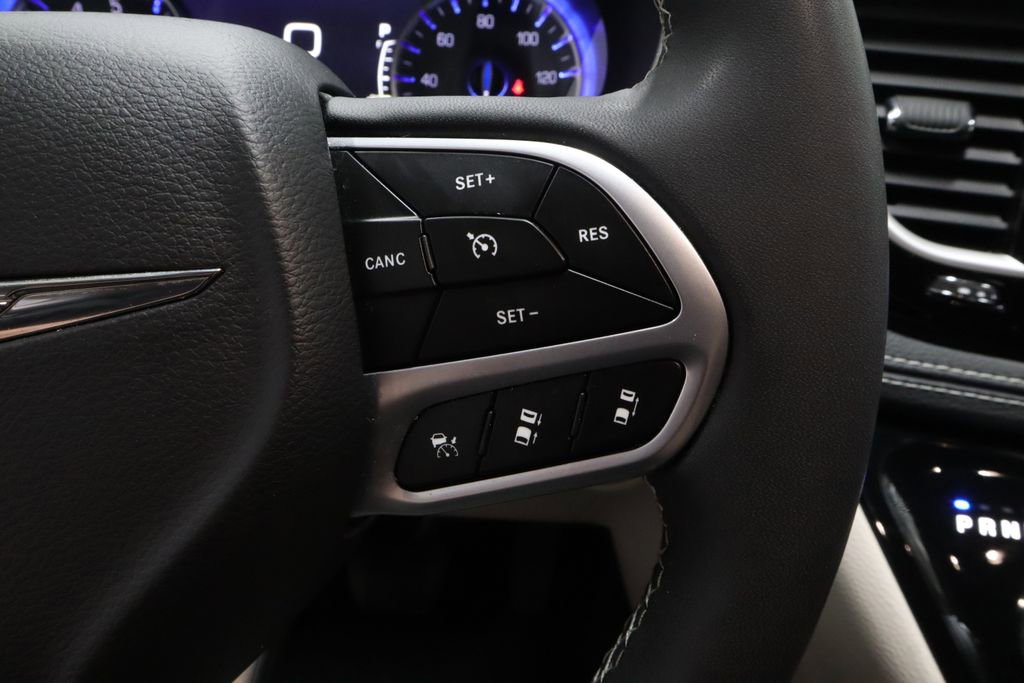 Used 2022 Chrysler Pacifica Touring-L w/ Uconnect Theater Family Group FWD image 31