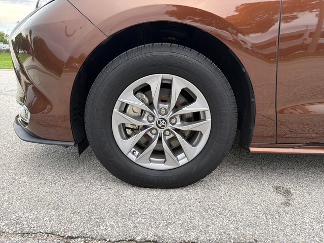 Used 2022 Toyota Sienna XLE FWD image 22