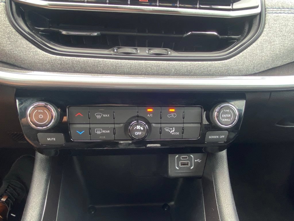 Used 2024 Jeep Compass Latitude AWD/4WD image 17