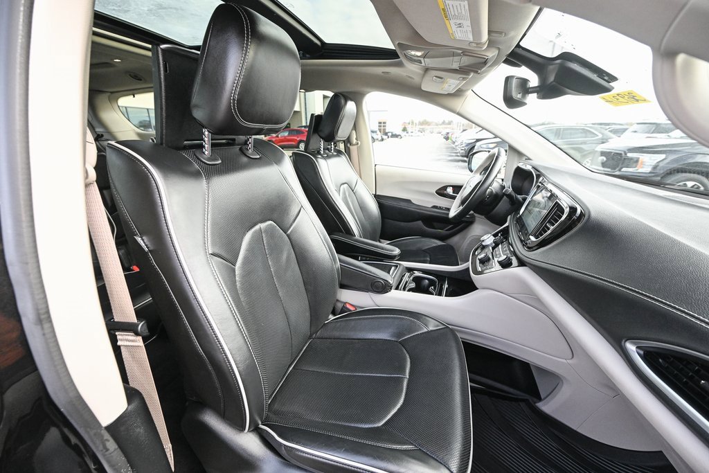 Used 2021 Chrysler Pacifica Limited w/ Uconnect Theater Family Group image 27