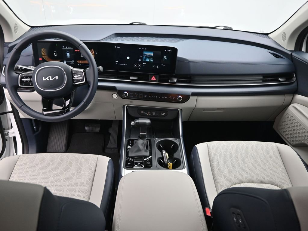 Used 2025 Kia Carnival EX image 22