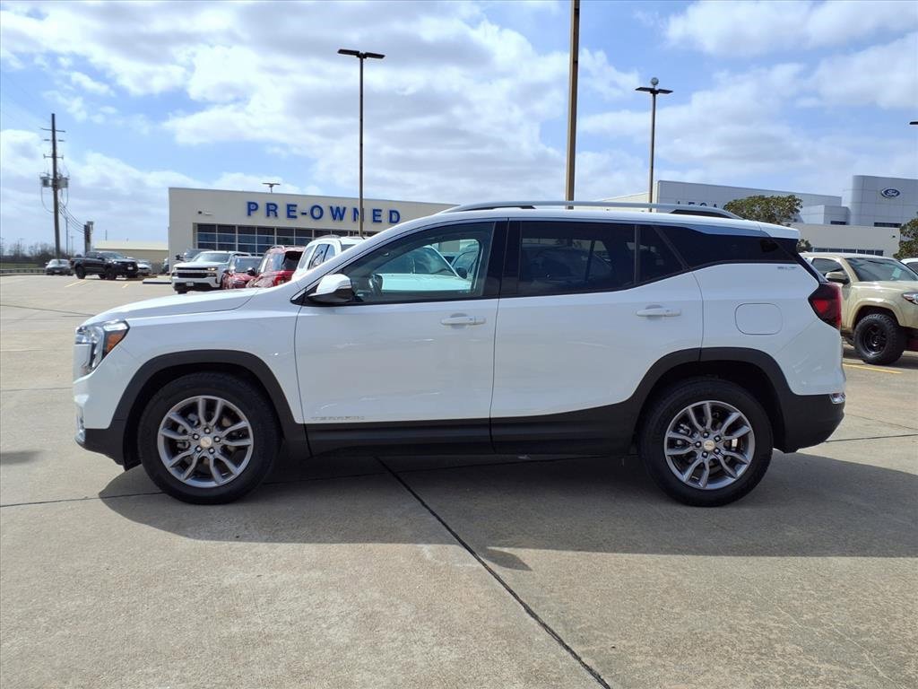 Used 2023 GMC Terrain SLT image 3